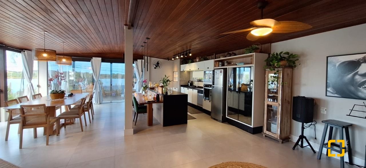 Casa com 310m², 5 quartos (sendo 1 suíte), 4 garagens, no bairro Campeche em Florianópolis