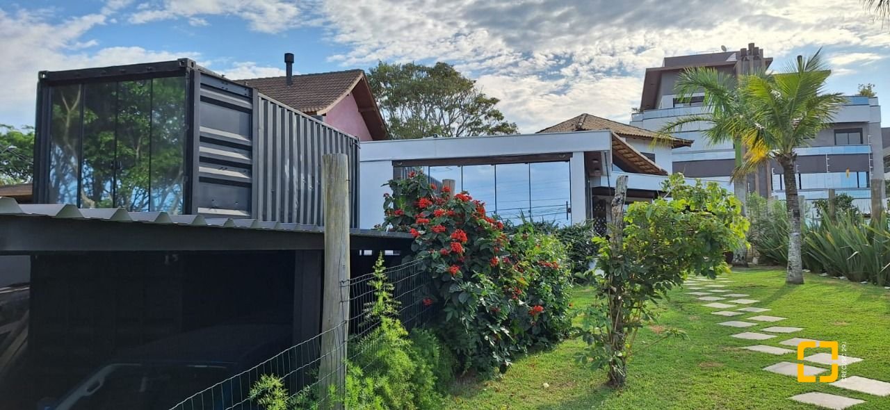 Casa com 310m², 5 quartos (sendo 1 suíte), 4 garagens, no bairro Campeche em Florianópolis