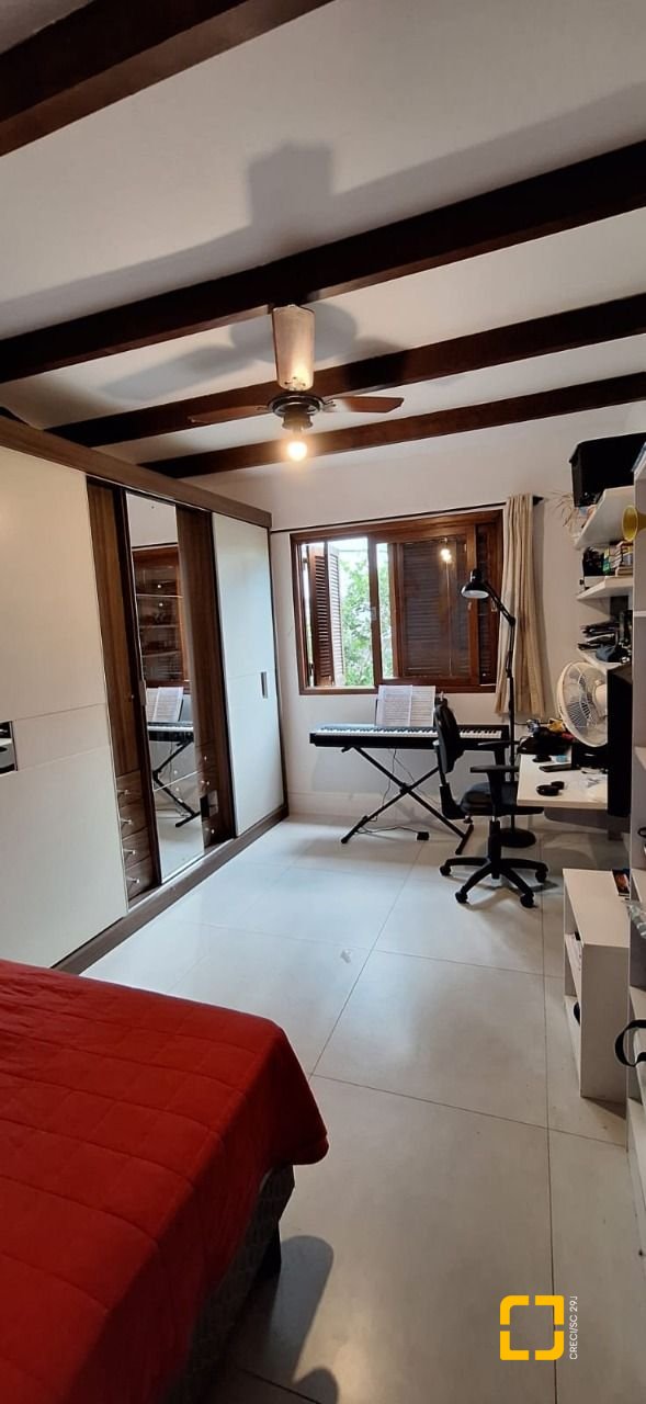 Casa com 310m², 5 quartos (sendo 1 suíte), 4 garagens, no bairro Campeche em Florianópolis
