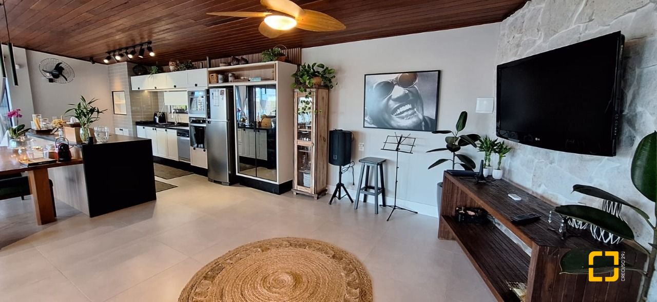 Casa com 310m², 5 quartos (sendo 1 suíte), 4 garagens, no bairro Campeche em Florianópolis