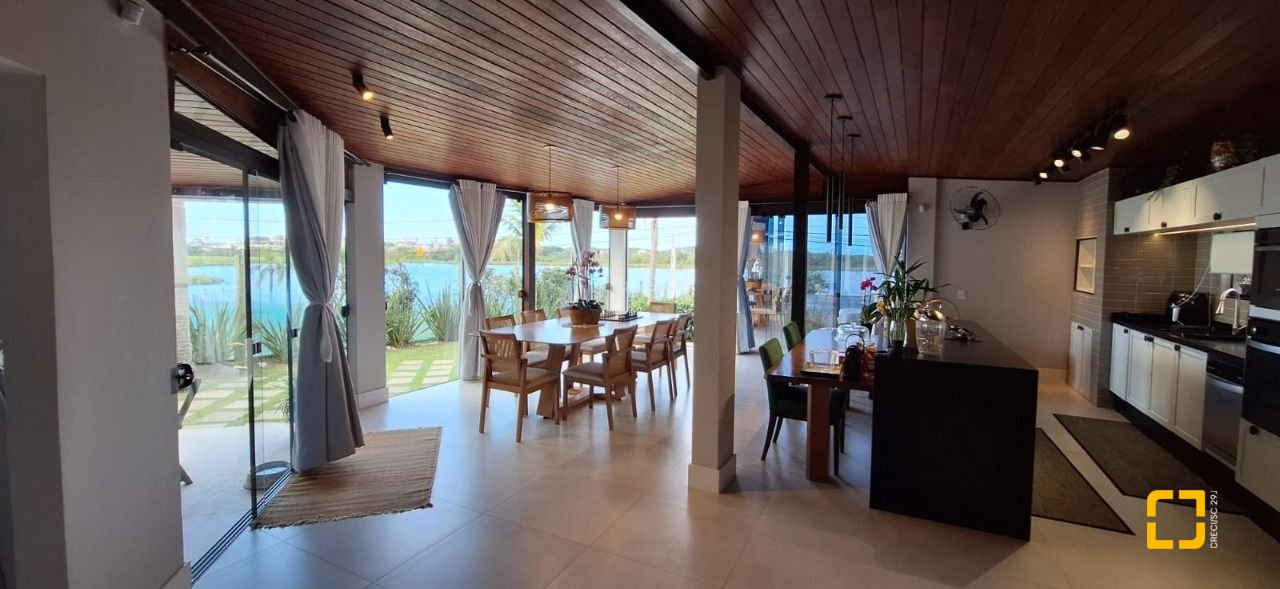 Casa com 310m², 5 quartos (sendo 1 suíte), 4 garagens, no bairro Campeche em Florianópolis