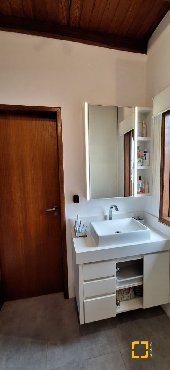 Casa com 310m², 5 quartos (sendo 1 suíte), 4 garagens, no bairro Campeche em Florianópolis