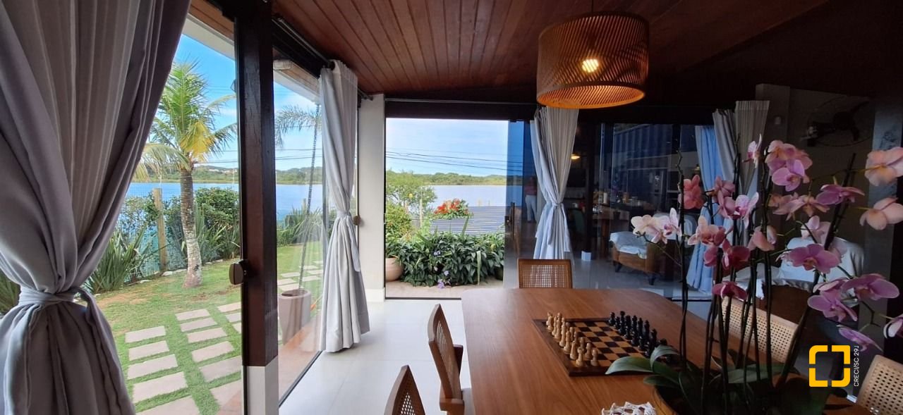 Casa com 310m², 5 quartos (sendo 1 suíte), 4 garagens, no bairro Campeche em Florianópolis