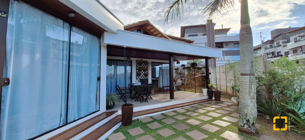 Casa com 310m², 5 quartos (sendo 1 suíte), 4 garagens, no bairro Campeche em Florianópolis