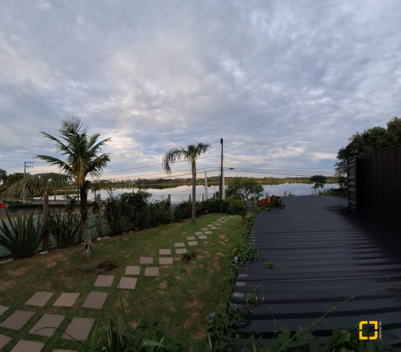 Casa com 310m², 5 quartos (sendo 1 suíte), 4 garagens, no bairro Campeche em Florianópolis