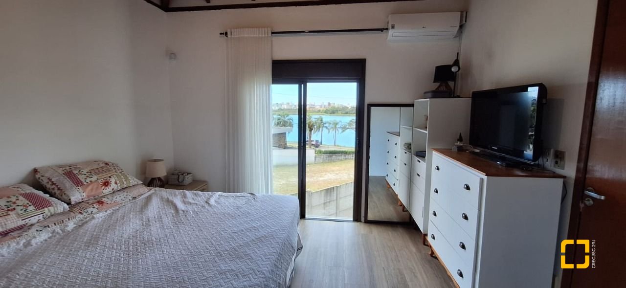 Casa com 310m², 5 quartos (sendo 1 suíte), 4 garagens, no bairro Campeche em Florianópolis