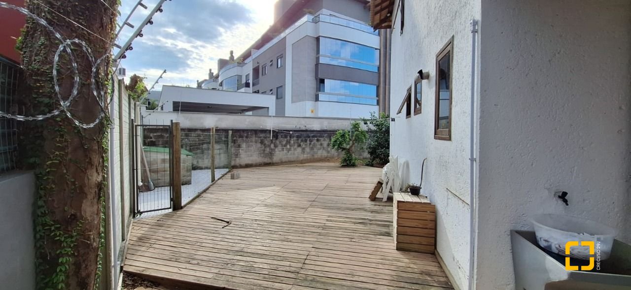 Casa com 310m², 5 quartos (sendo 1 suíte), 4 garagens, no bairro Campeche em Florianópolis
