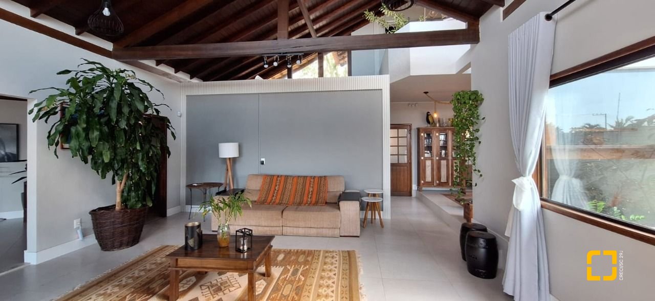 Casa com 310m², 5 quartos (sendo 1 suíte), 4 garagens, no bairro Campeche em Florianópolis