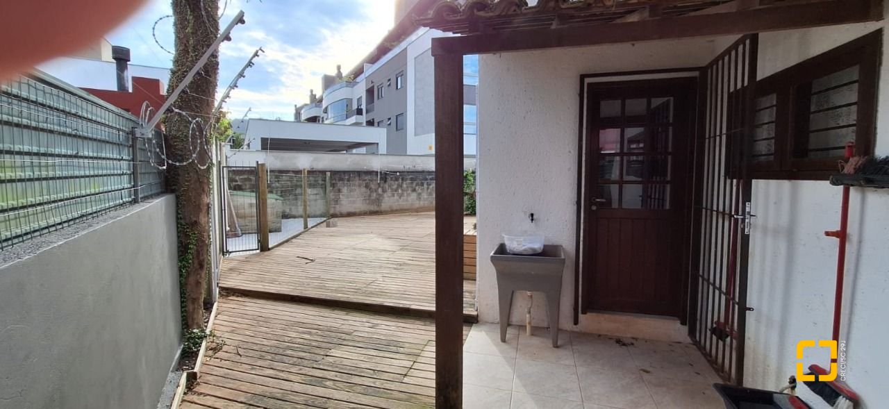 Casa com 310m², 5 quartos (sendo 1 suíte), 4 garagens, no bairro Campeche em Florianópolis