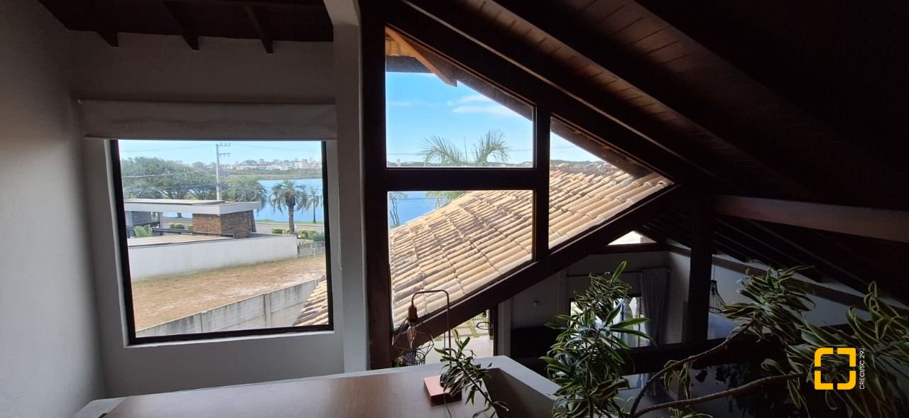 Casa com 310m², 5 quartos (sendo 1 suíte), 4 garagens, no bairro Campeche em Florianópolis