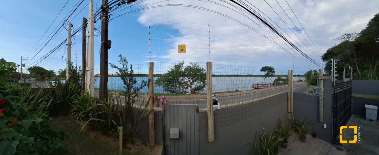 Casa com 310m², 5 quartos (sendo 1 suíte), 4 garagens, no bairro Campeche em Florianópolis