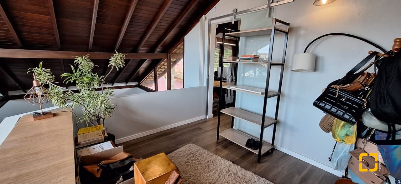 Casa com 310m², 5 quartos (sendo 1 suíte), 4 garagens, no bairro Campeche em Florianópolis