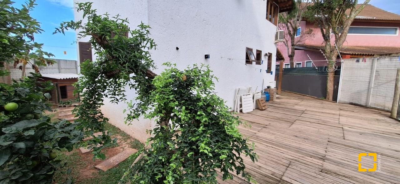 Casa com 310m², 5 quartos (sendo 1 suíte), 4 garagens, no bairro Campeche em Florianópolis