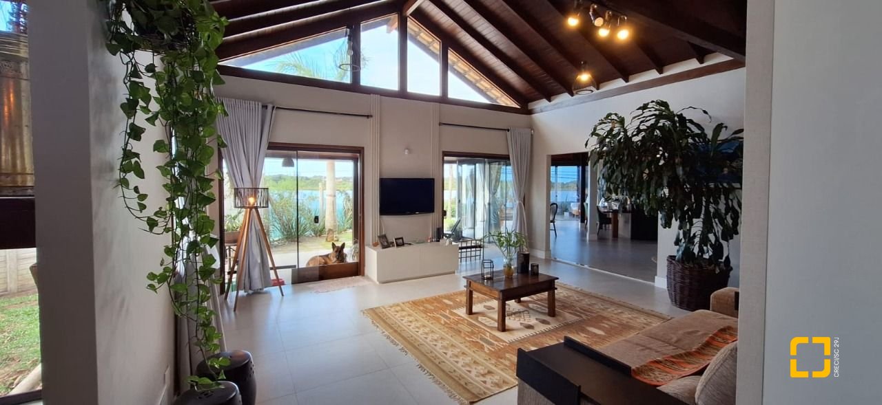Casa com 310m², 5 quartos (sendo 1 suíte), 4 garagens, no bairro Campeche em Florianópolis