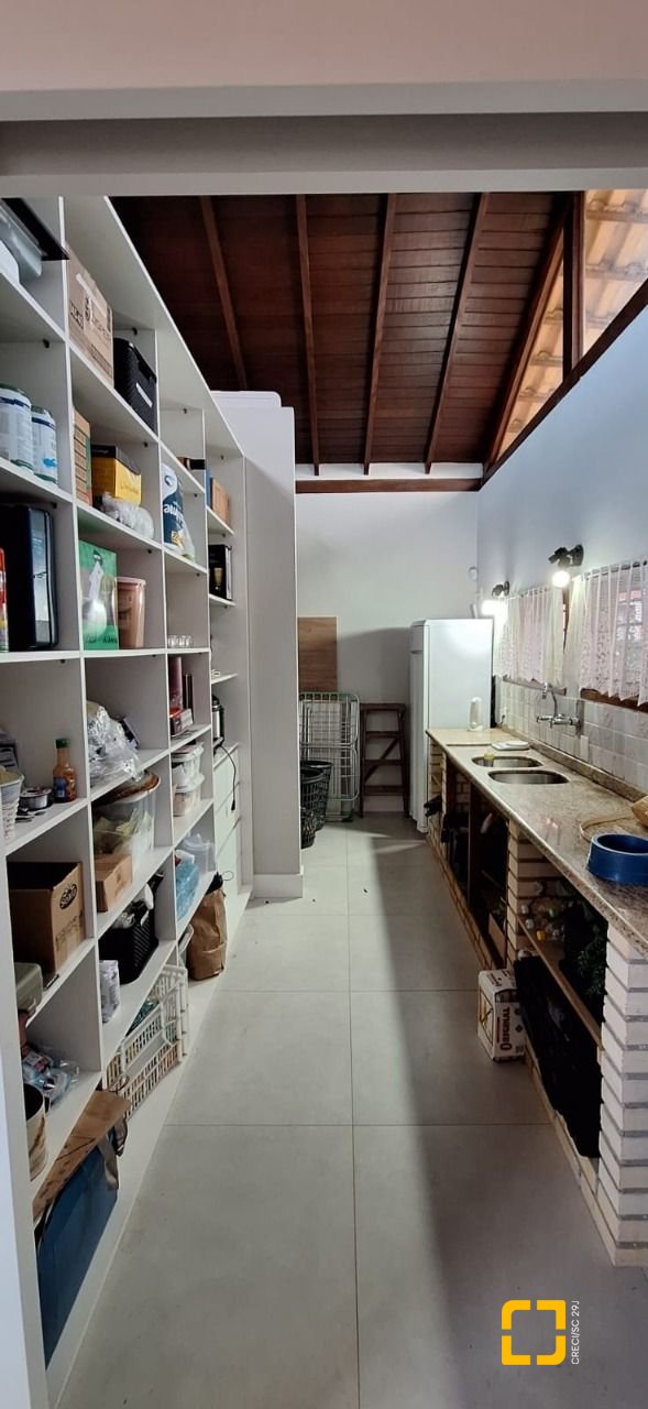 Casa com 310m², 5 quartos (sendo 1 suíte), 4 garagens, no bairro Campeche em Florianópolis