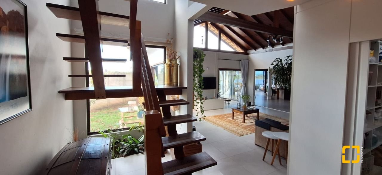 Casa com 310m², 5 quartos (sendo 1 suíte), 4 garagens, no bairro Campeche em Florianópolis