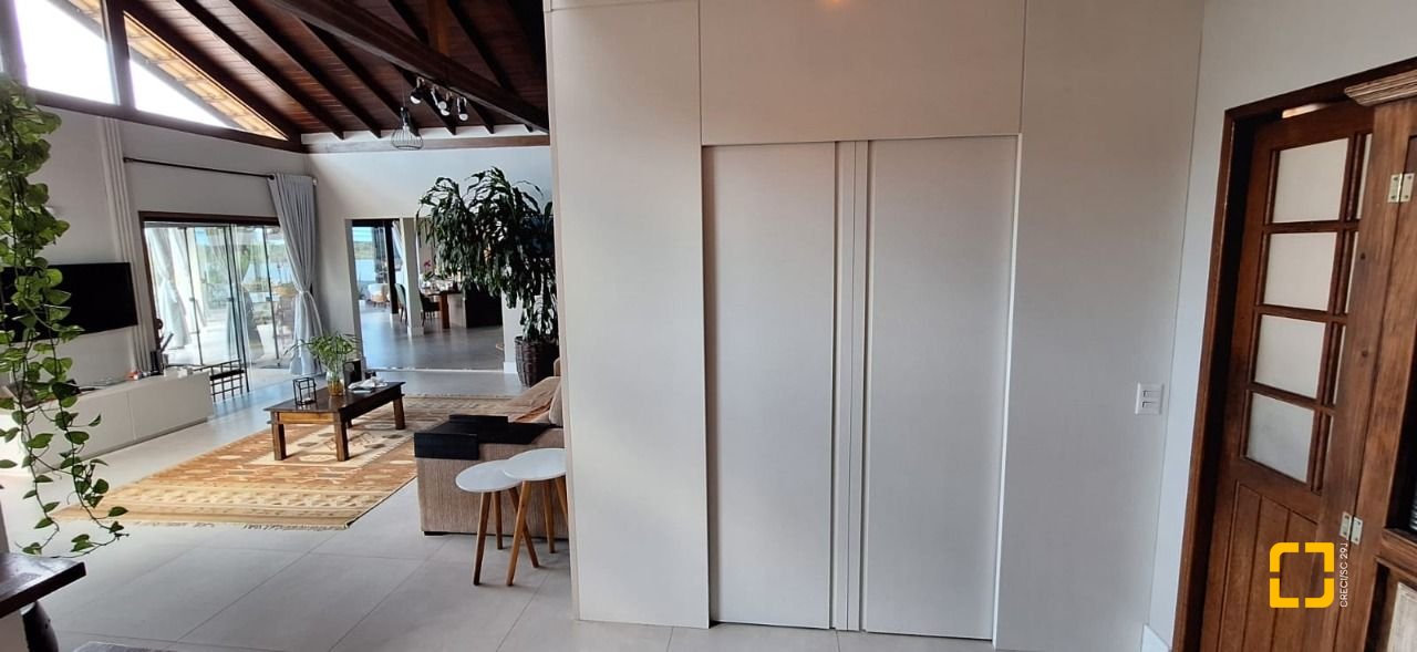 Casa com 310m², 5 quartos (sendo 1 suíte), 4 garagens, no bairro Campeche em Florianópolis