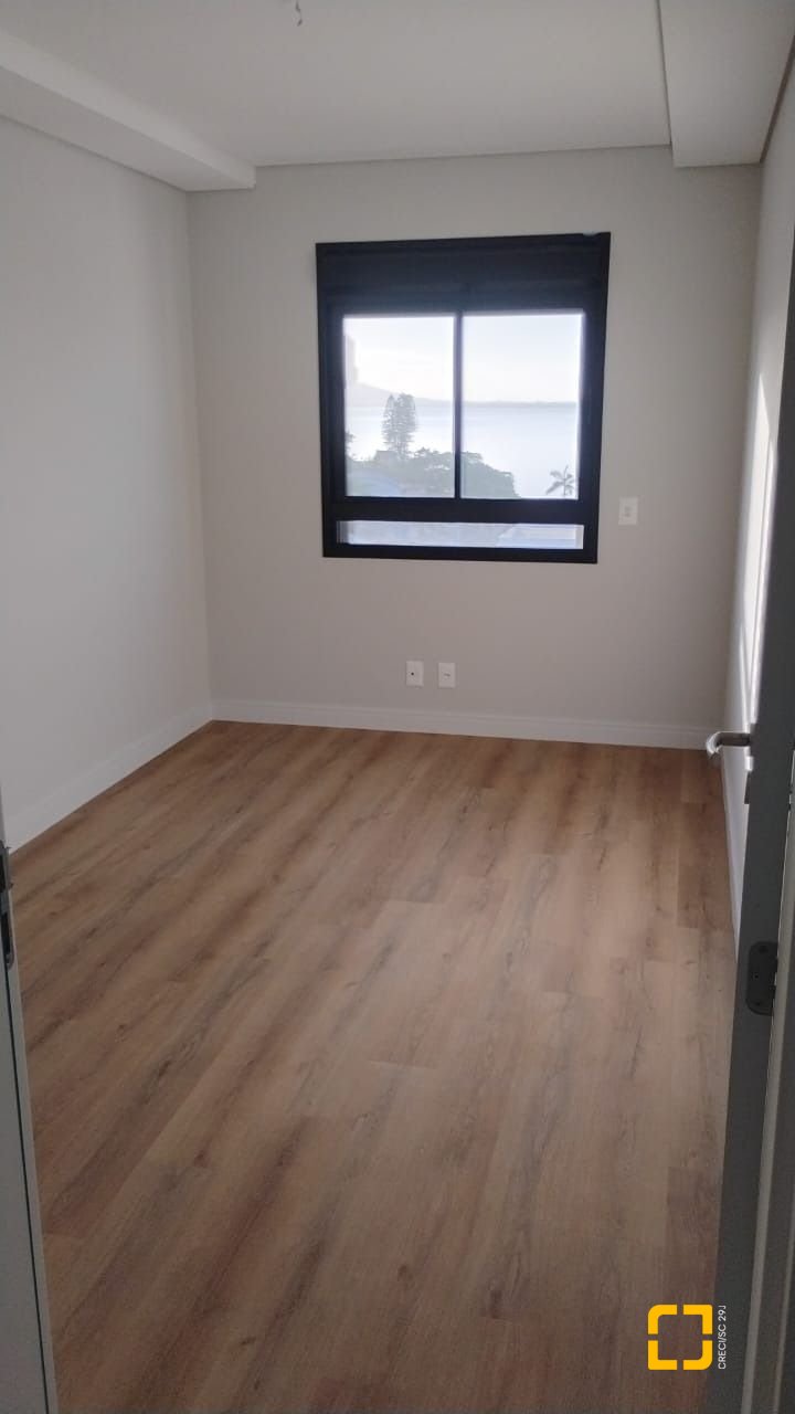 Apartamento com 99m², 4 quartos (sendo 1 suíte), 2 garagens, no bairro Coqueiros em Florianópolis