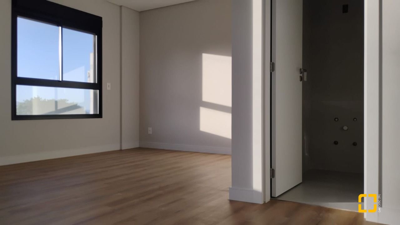 Apartamento com 99m², 4 quartos (sendo 1 suíte), 2 garagens, no bairro Coqueiros em Florianópolis