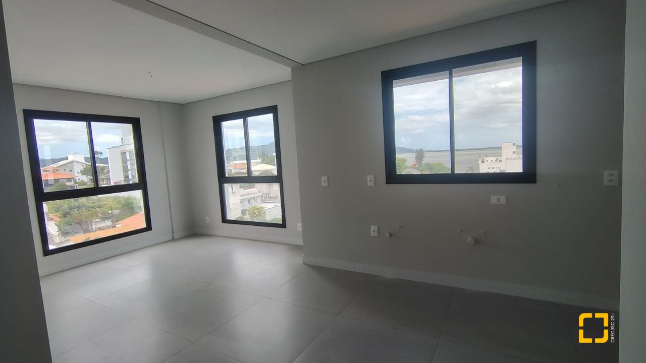 Apartamento com 99m², 4 quartos (sendo 1 suíte), 2 garagens, no bairro Coqueiros em Florianópolis
