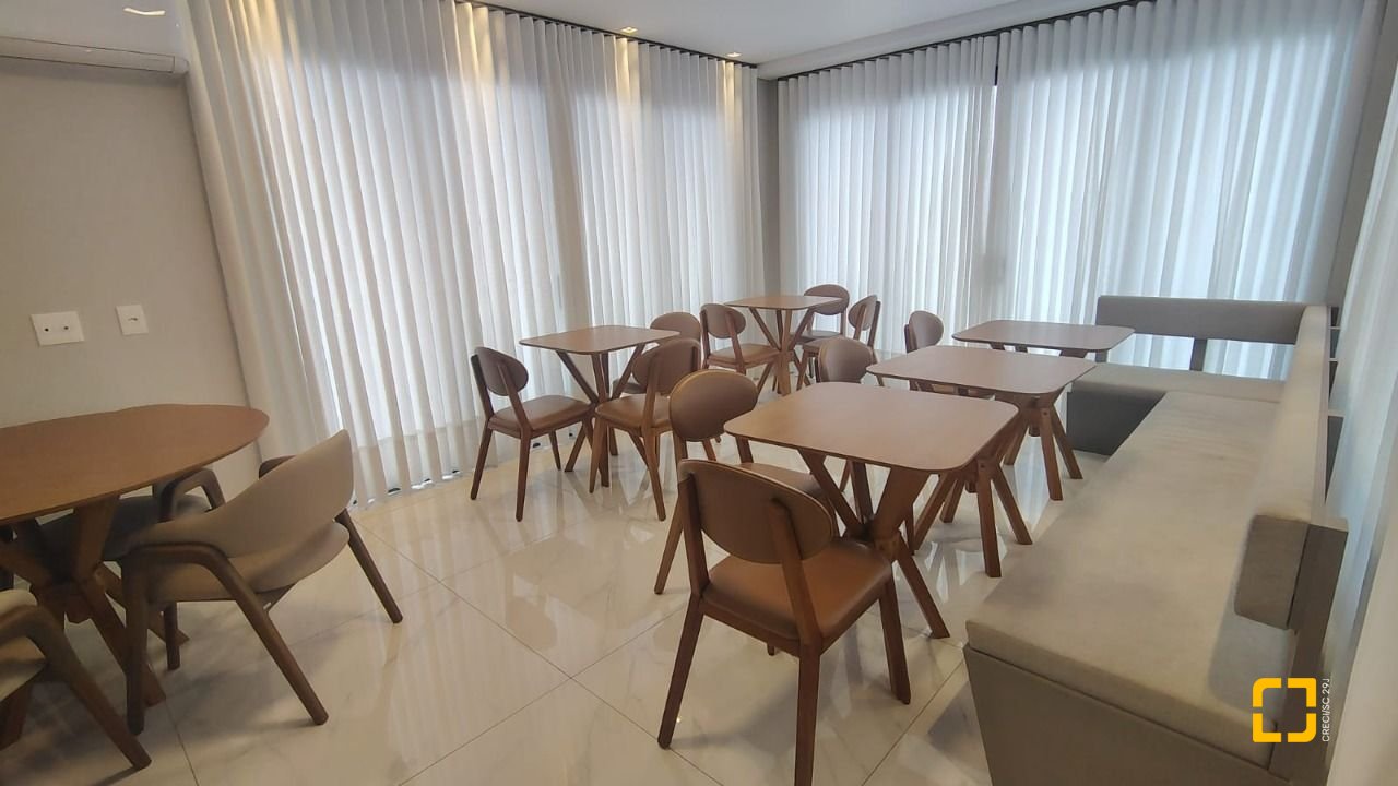 Apartamento com 99m², 4 quartos (sendo 1 suíte), 2 garagens, no bairro Coqueiros em Florianópolis