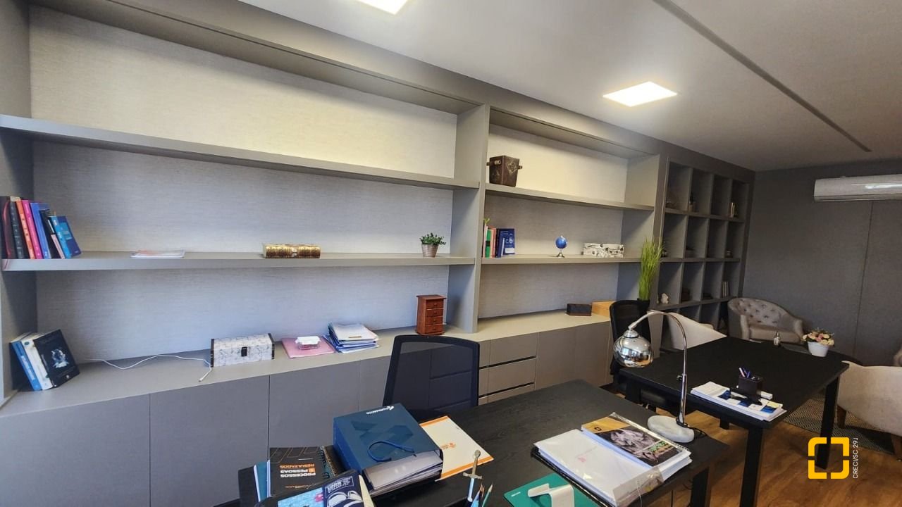 Sala com 42m², 2 garagens, no bairro Itacorubi em Florianópolis
