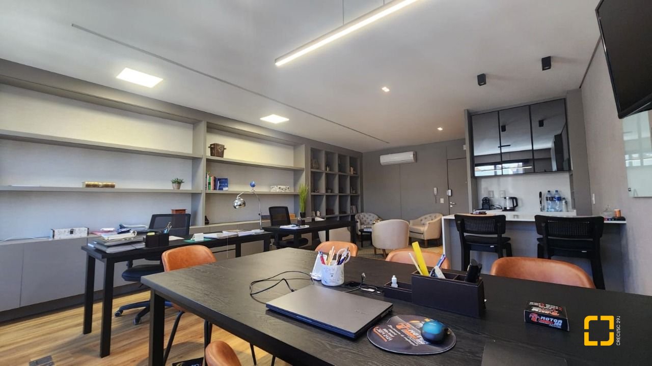Sala com 42m², 2 garagens, no bairro Itacorubi em Florianópolis