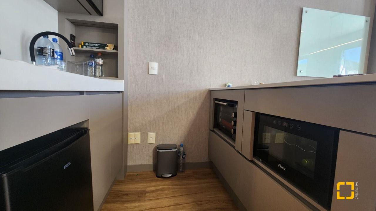 Sala com 42m², 2 garagens, no bairro Itacorubi em Florianópolis
