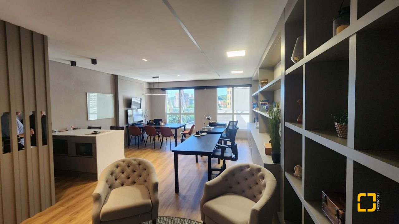 Sala com 42m², 2 garagens, no bairro Itacorubi em Florianópolis