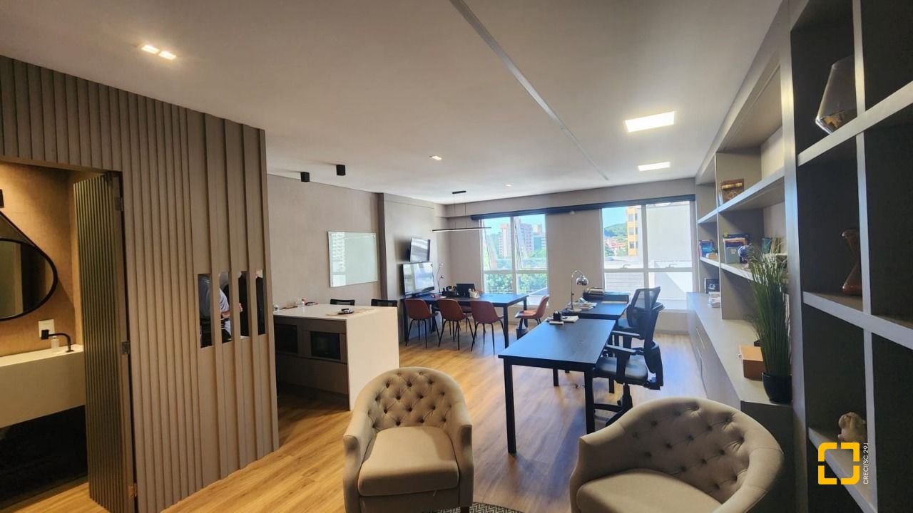 Sala com 42m², 2 garagens, no bairro Itacorubi em Florianópolis