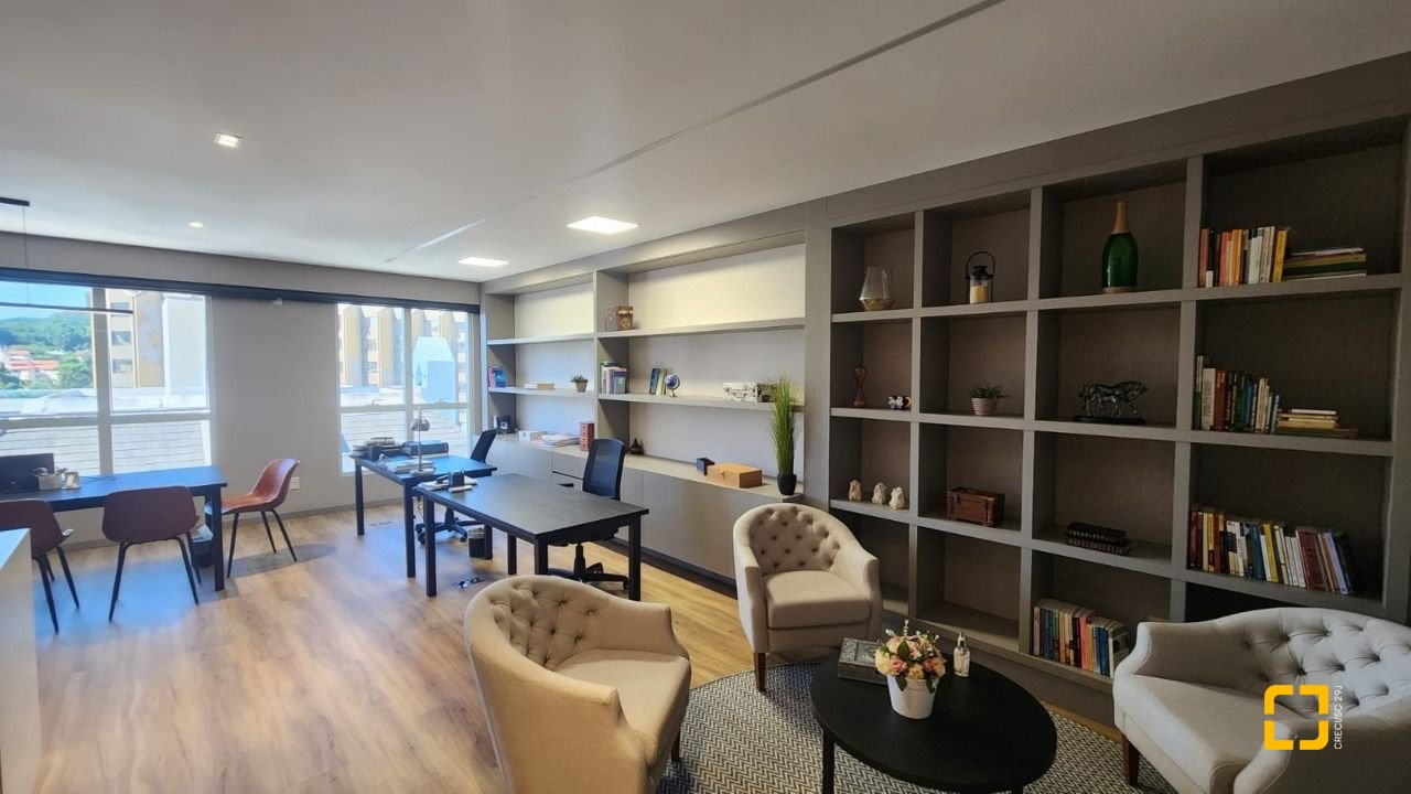 Sala com 42m², 2 garagens, no bairro Itacorubi em Florianópolis