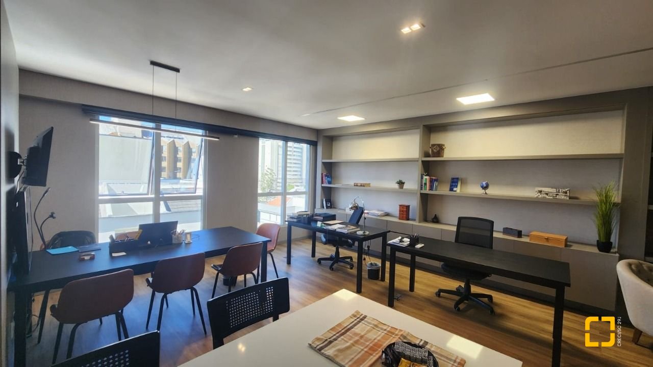 Sala com 42m², 2 garagens, no bairro Itacorubi em Florianópolis
