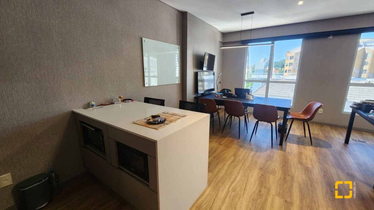 Sala com 42m², 2 garagens, no bairro Itacorubi em Florianópolis