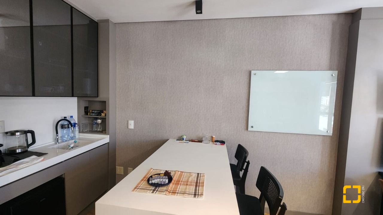 Sala com 42m², 2 garagens, no bairro Itacorubi em Florianópolis
