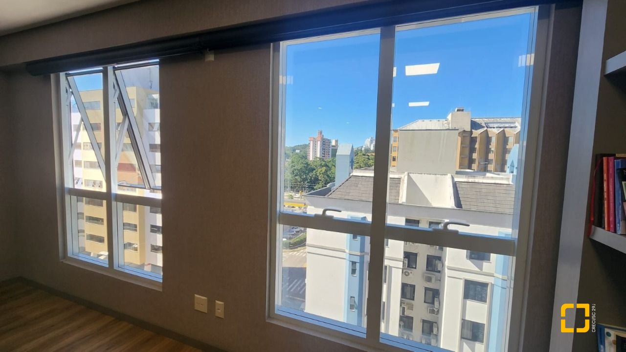 Sala com 42m², 2 garagens, no bairro Itacorubi em Florianópolis