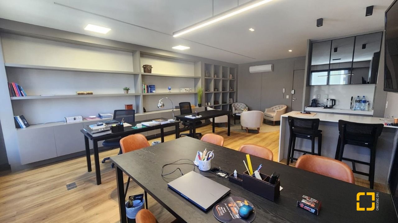 Sala com 42m², 2 garagens, no bairro Itacorubi em Florianópolis