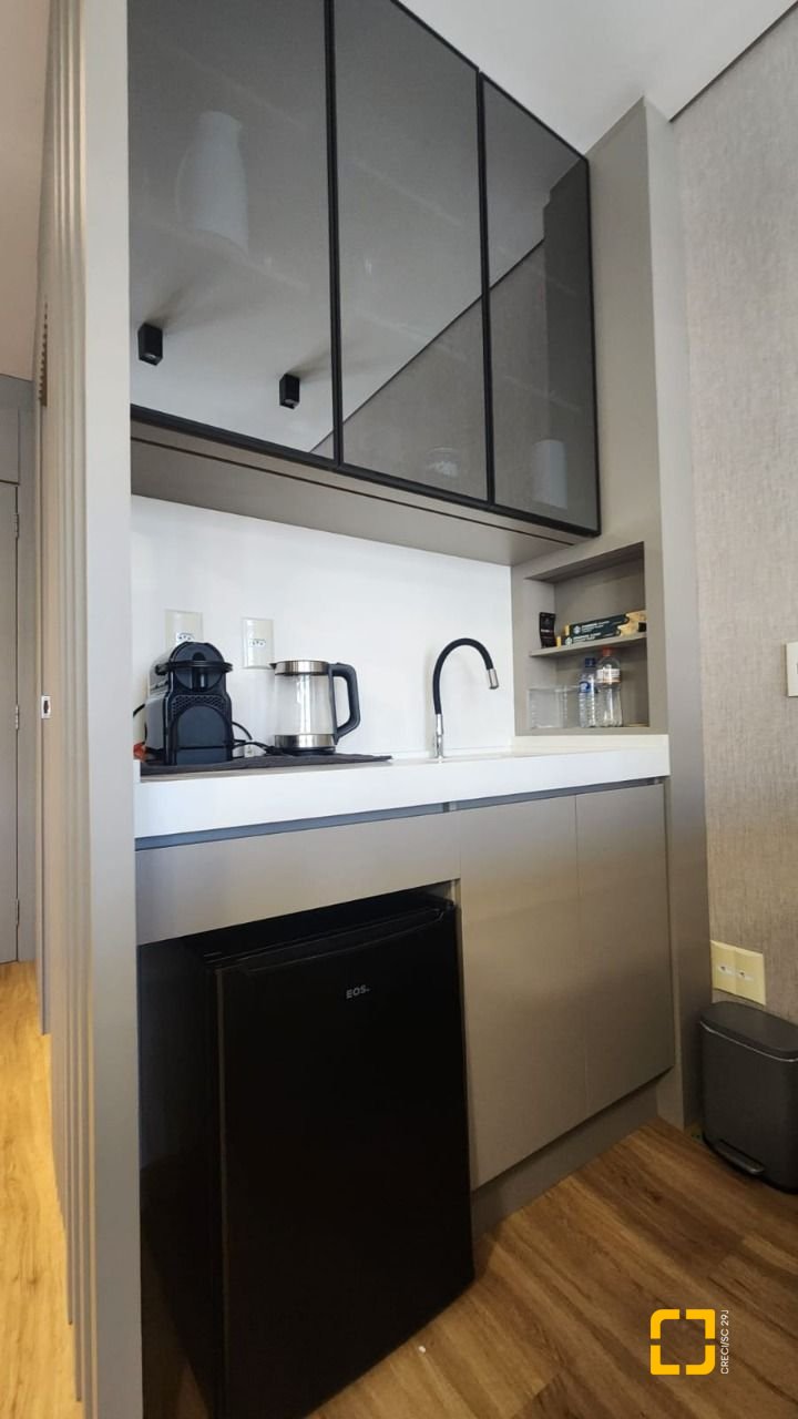 Sala com 42m², 2 garagens, no bairro Itacorubi em Florianópolis