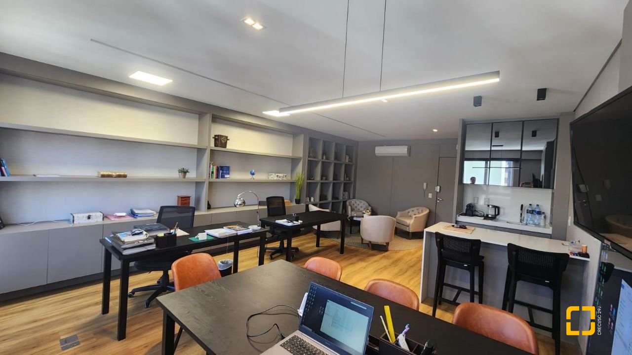 Sala com 42m², 2 garagens, no bairro Itacorubi em Florianópolis