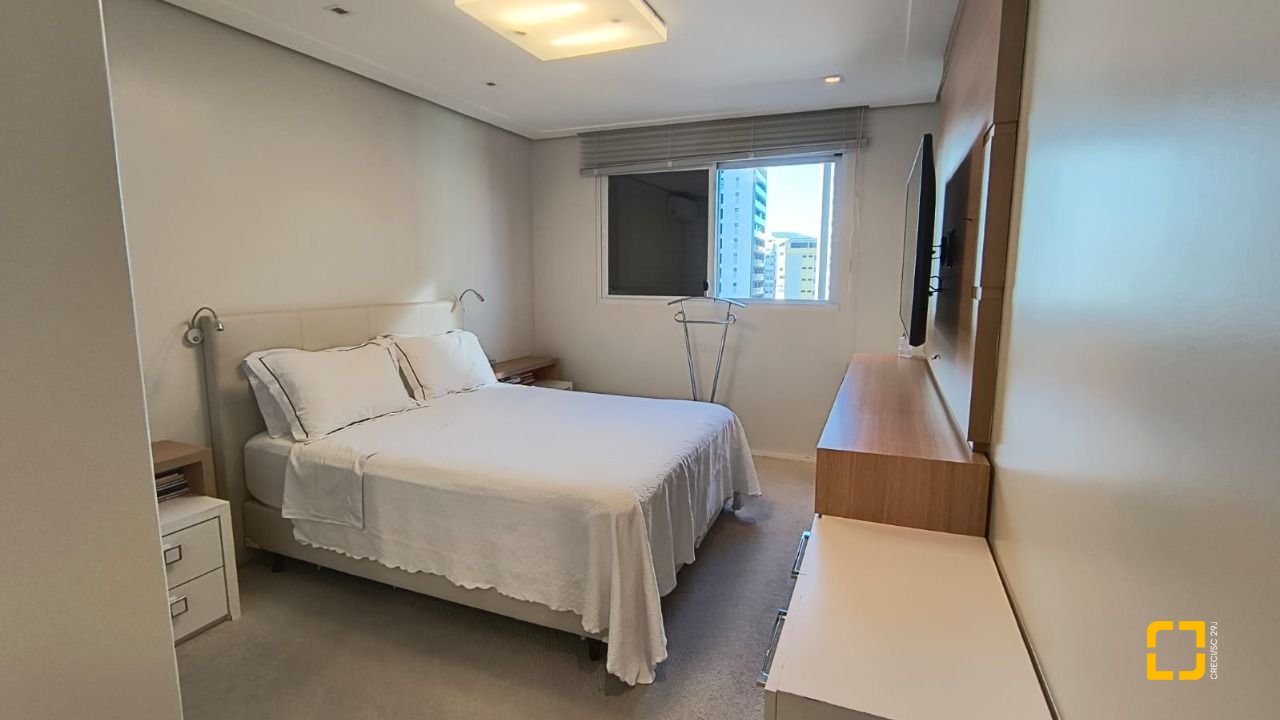 Apartamento com 142m², 4 quartos (sendo 1 suíte), 2 garagens, no bairro Centro em Florianópolis