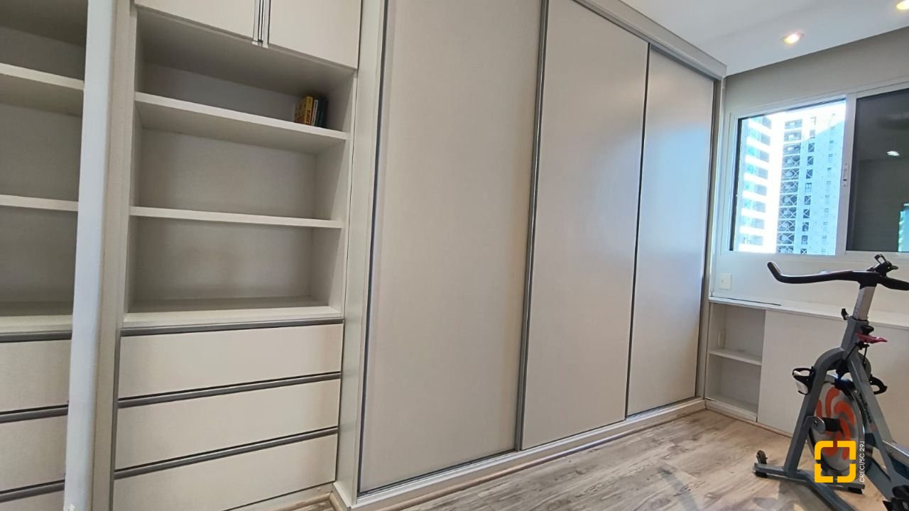 Apartamento com 142m², 4 quartos (sendo 1 suíte), 2 garagens, no bairro Centro em Florianópolis