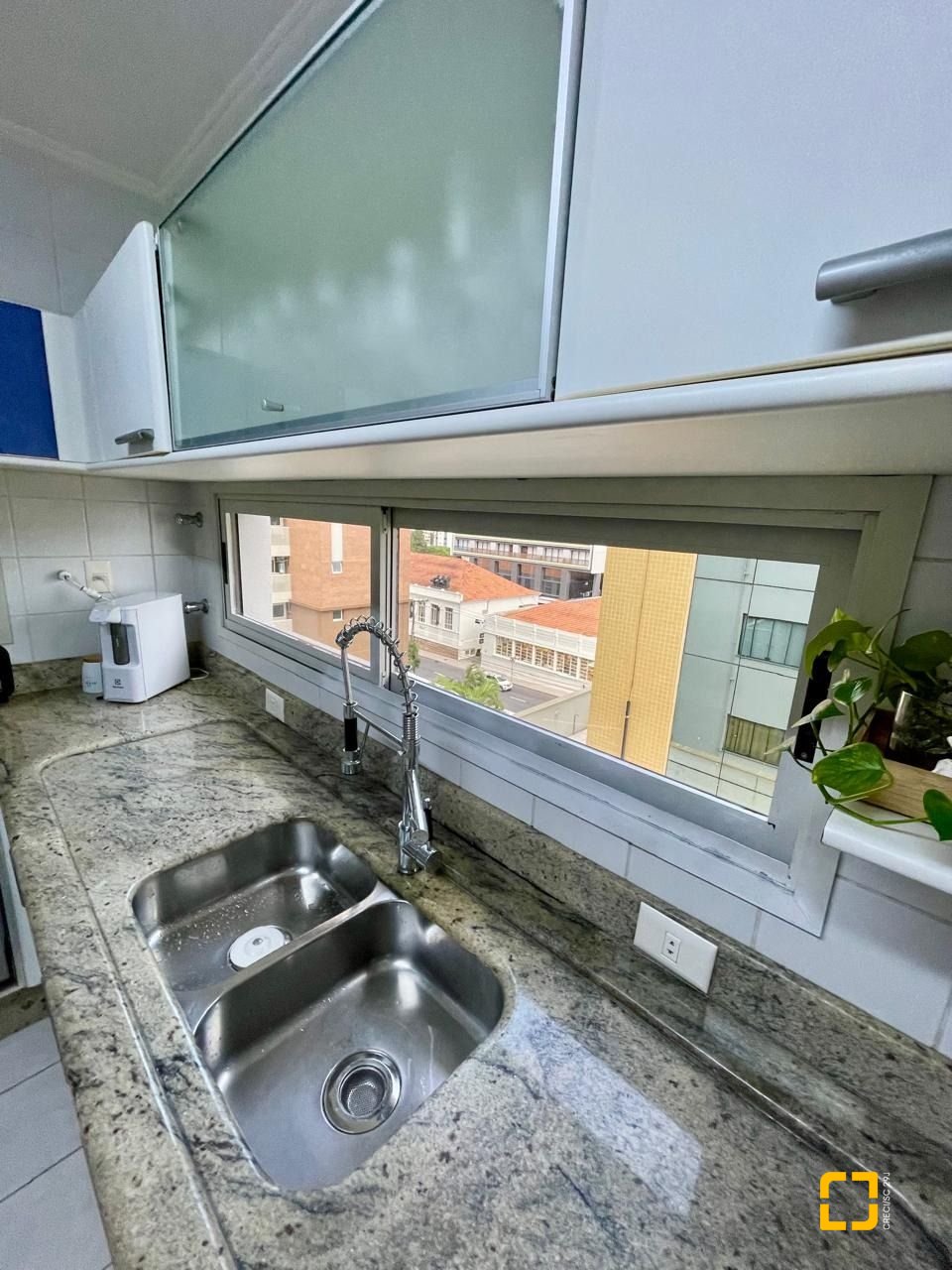 Apartamento com 142m², 4 quartos (sendo 1 suíte), 2 garagens, no bairro Centro em Florianópolis