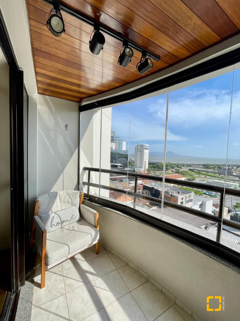 Apartamento com 142m², 4 quartos (sendo 1 suíte), 2 garagens, no bairro Centro em Florianópolis