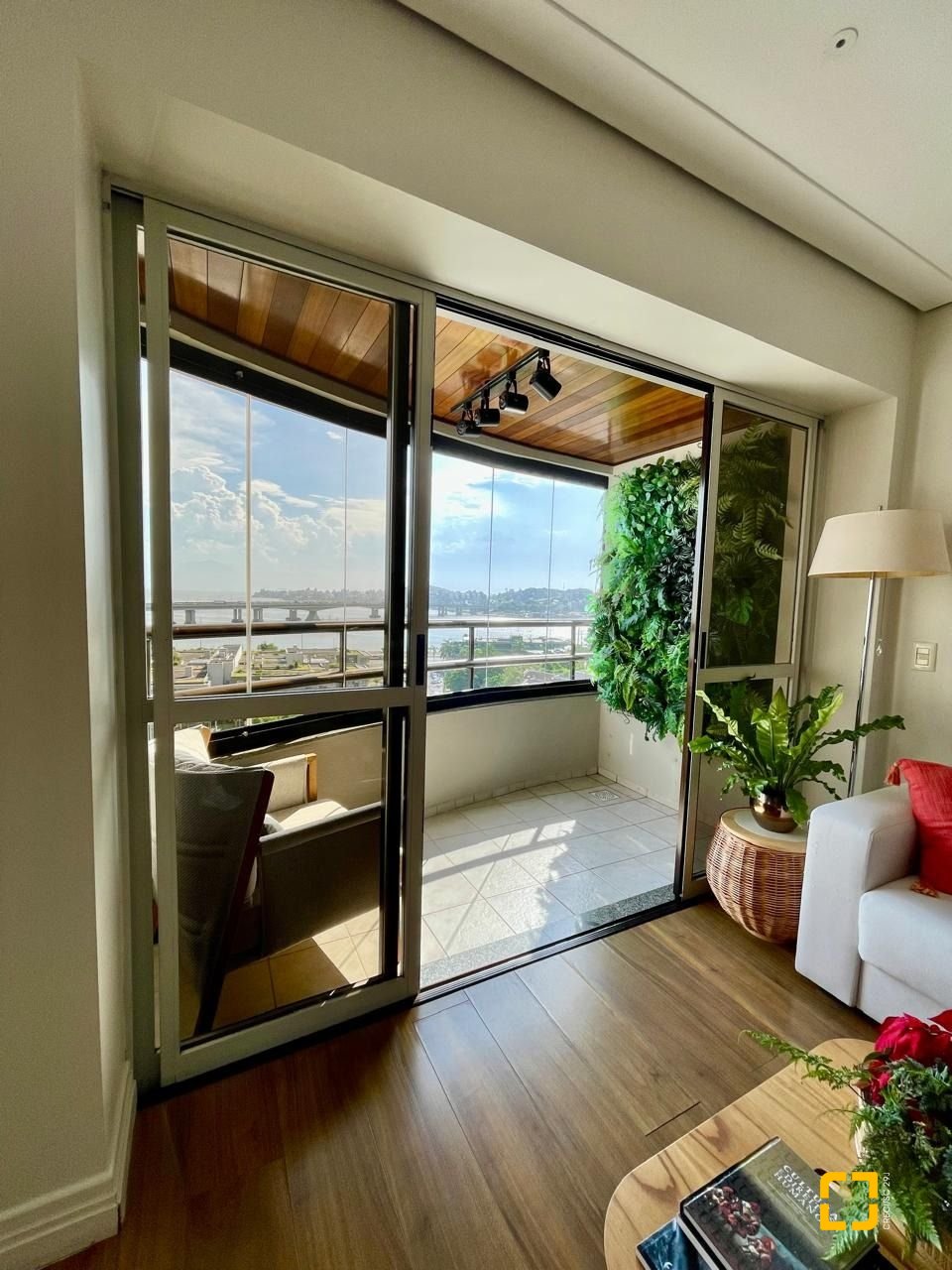 Apartamento com 142m², 4 quartos (sendo 1 suíte), 2 garagens, no bairro Centro em Florianópolis