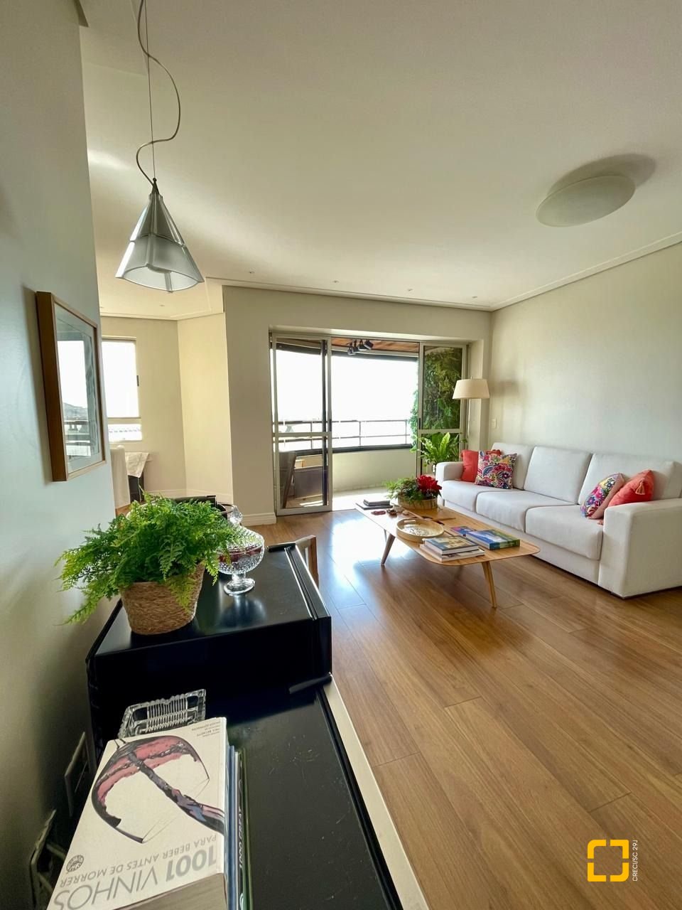 Apartamento com 142m², 4 quartos (sendo 1 suíte), 2 garagens, no bairro Centro em Florianópolis