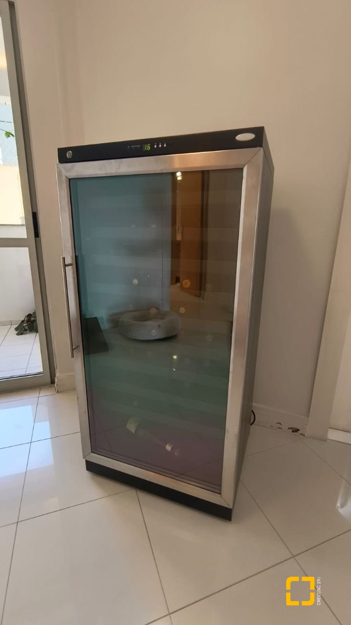 Apartamento com 142m², 4 quartos (sendo 1 suíte), 2 garagens, no bairro Centro em Florianópolis