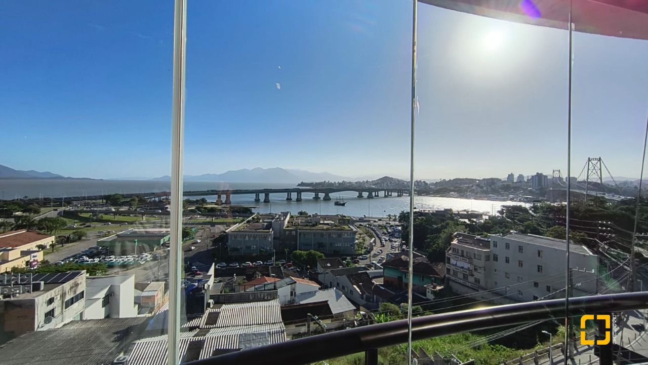 Apartamento com 142m², 4 quartos (sendo 1 suíte), 2 garagens, no bairro Centro em Florianópolis