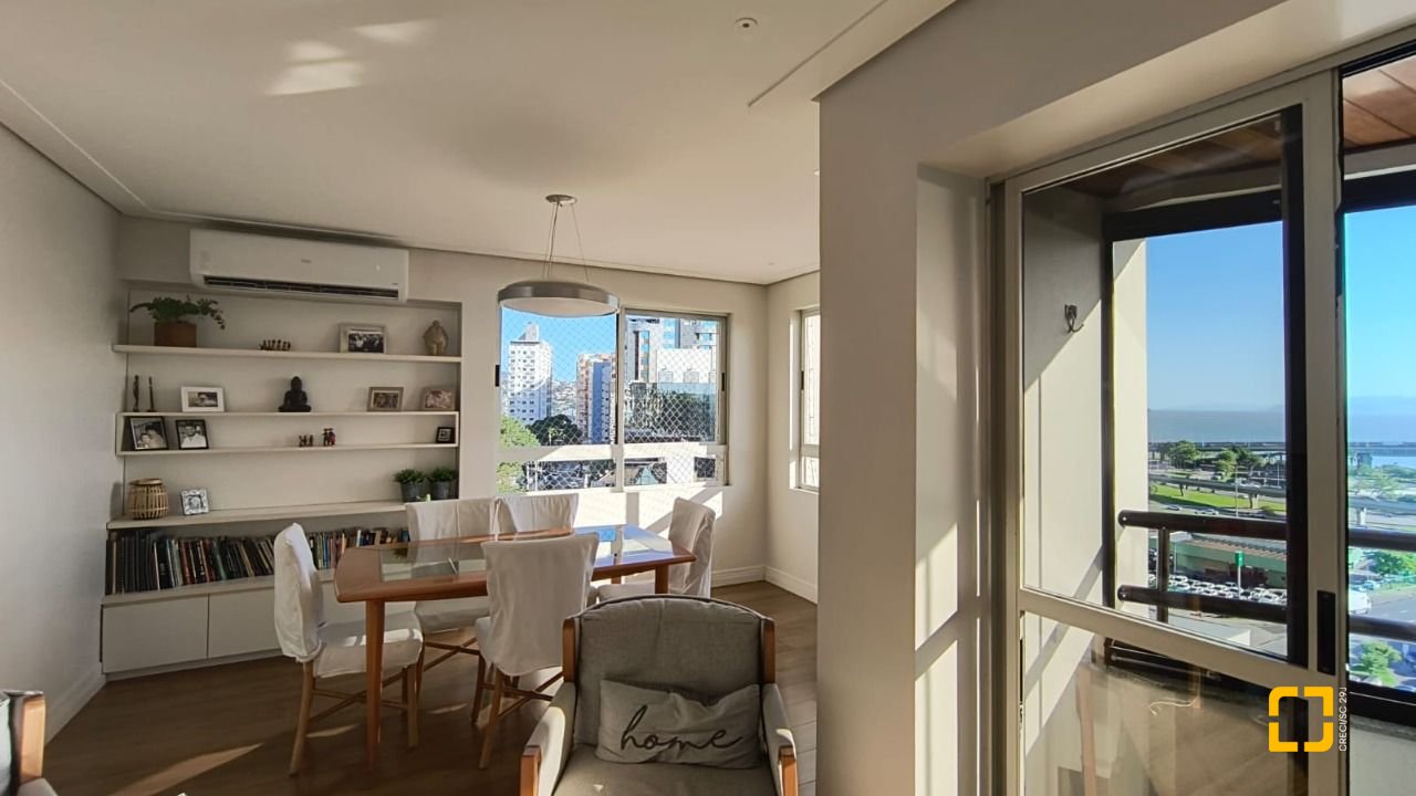 Apartamento com 142m², 4 quartos (sendo 1 suíte), 2 garagens, no bairro Centro em Florianópolis