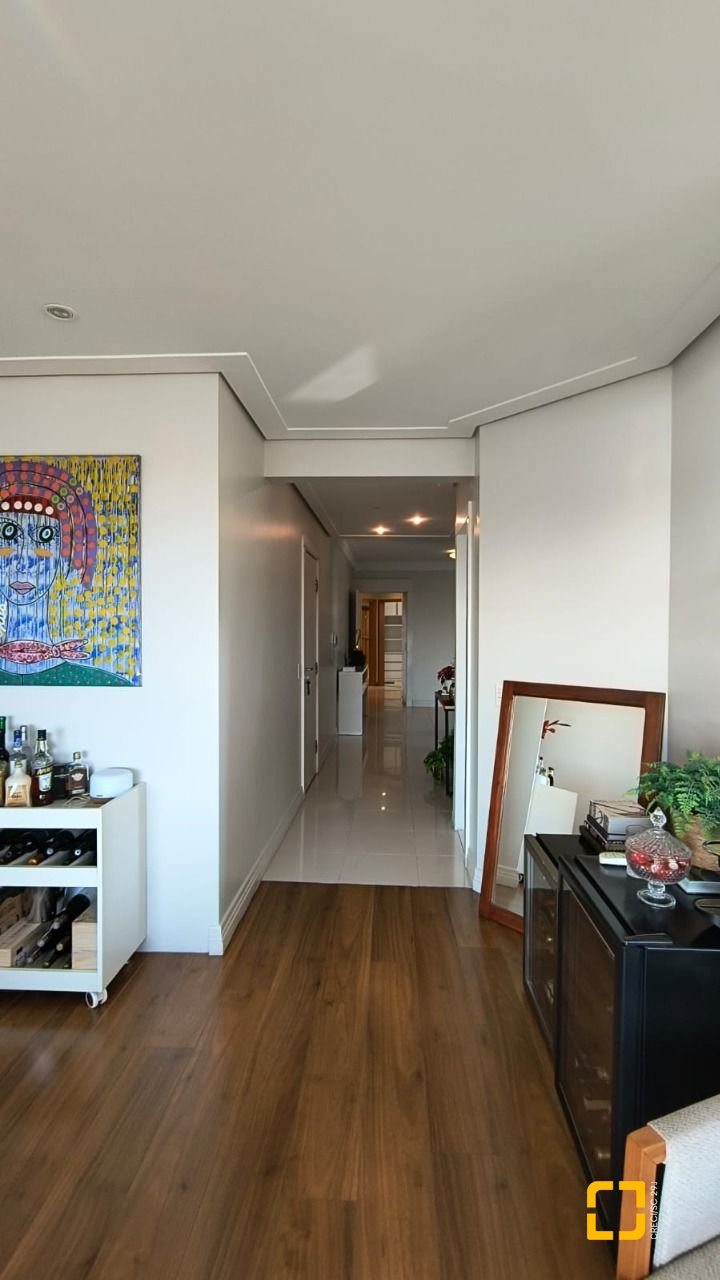 Apartamento com 142m², 4 quartos (sendo 1 suíte), 2 garagens, no bairro Centro em Florianópolis