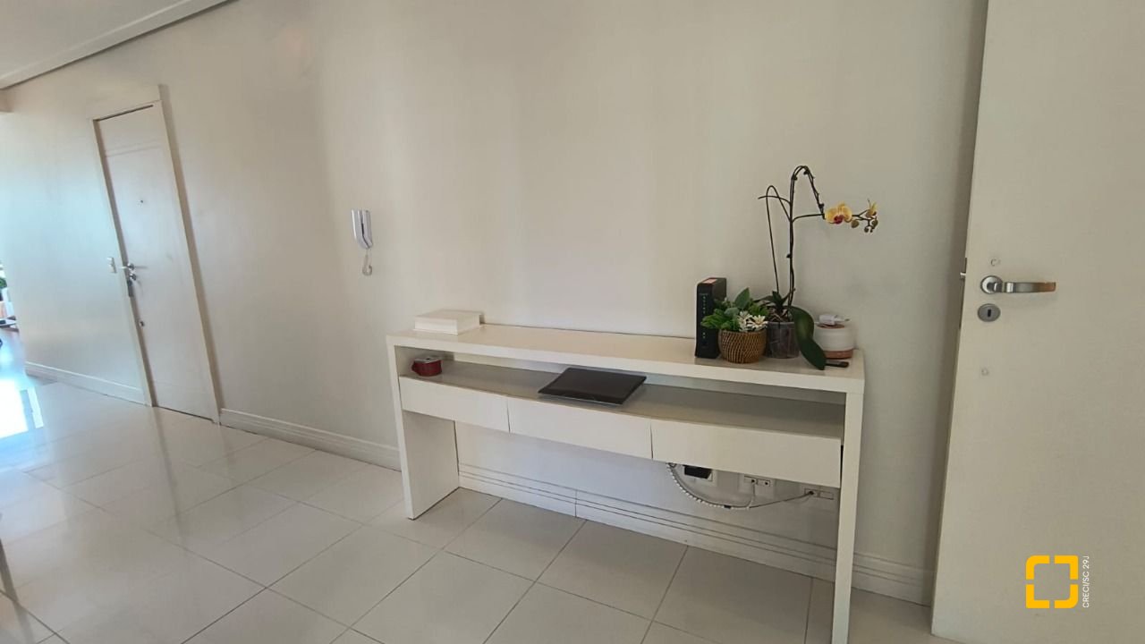 Apartamento com 142m², 4 quartos (sendo 1 suíte), 2 garagens, no bairro Centro em Florianópolis