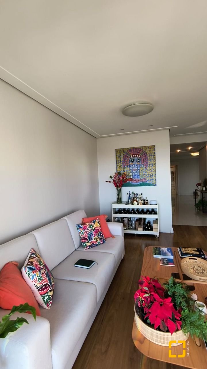 Apartamento com 142m², 4 quartos (sendo 1 suíte), 2 garagens, no bairro Centro em Florianópolis